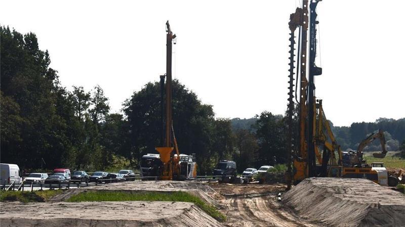 Ostebrücke: Schneckentempo auf B 73 frustriert Pendler Großgeräte standen seit Baubeginn in dem Bereich, der für den Brückenneubau auf beiden Seiten der Oste präpariert wird, aber Bauarbeiter sieht man dort kaum noch.