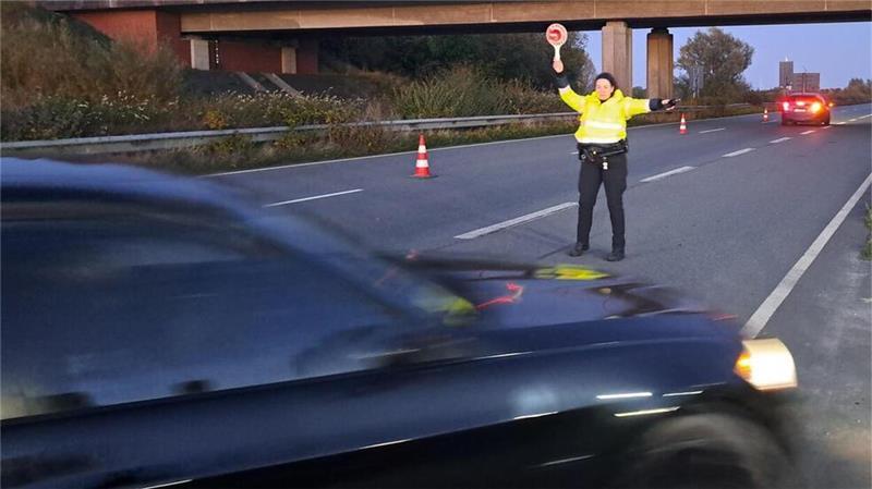 Großkontrolle in Loxstedt: Bekifft, ohne Führerschein und mit Messer Großkontrolle hinter dem Wesertunnel: Eine Polizeibeamtin hält einen Autofahrer an.