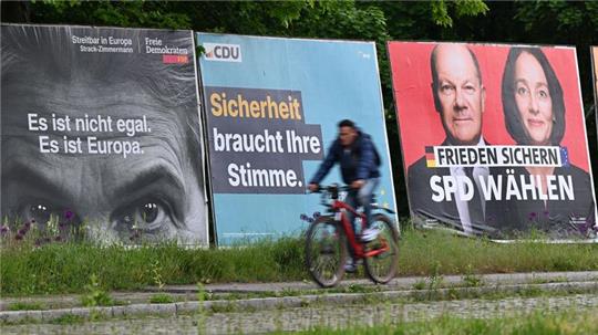 Großplakate der Parteien zur Europawahl.