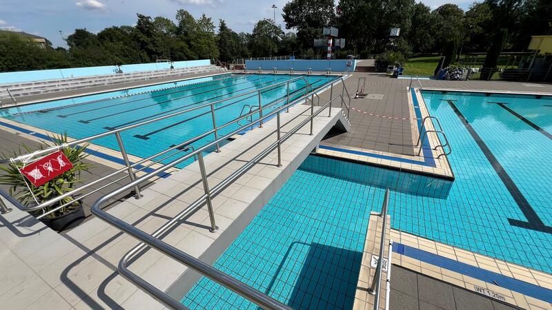 Bützfleth – das in vielerlei Hinsicht etwas andere Freibad im TAGEBLATT-Test Großzügig: Das Schwimmerbecken (links) mit dem Sprungturm und der Nichtschwimmerbereich (rechts). Im Hintergrund die Liegewiese.