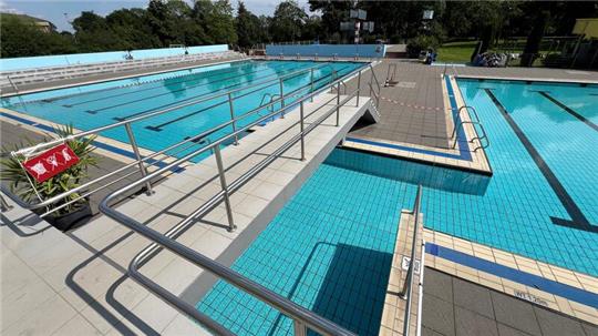 Großzügig: Das Schwimmerbecken (links) mit dem Sprungturm und der Nichtschwimmerbereich (rechts).