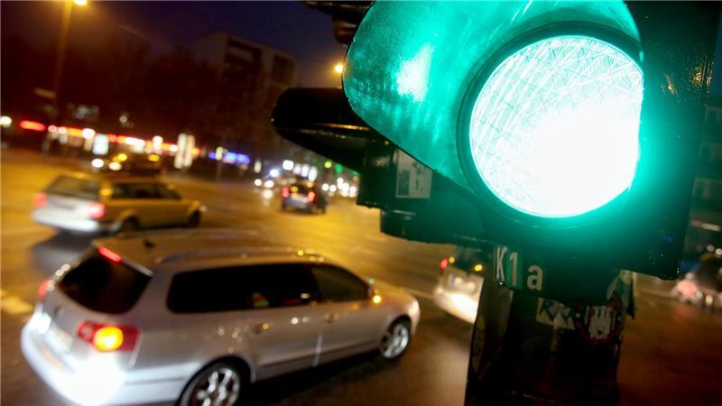Grün heißt Fahren, aber vorsichtig: Auf Fußgänger und Radfahrer müssen Autofahrer beim Abbiegen besondere Rücksicht nehmen - sonst droht ein Fahrverbot.