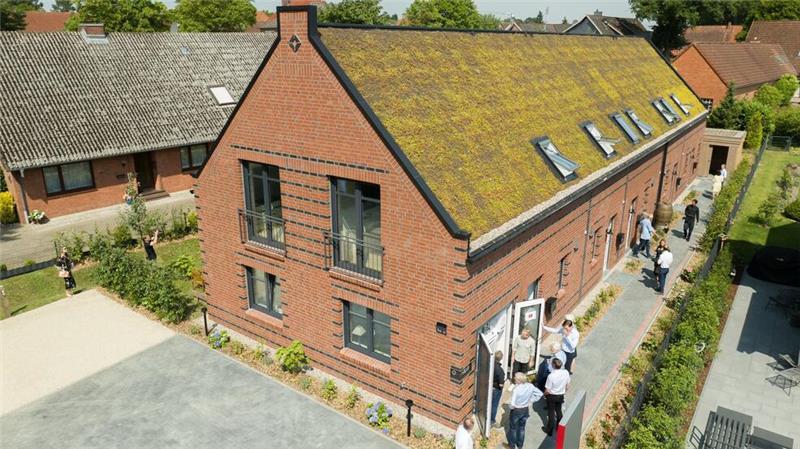 Wegen der AfD: Viebrockhaus distanziert sich von Tesla und Elon Musk Gründach und auf der anderen Seite Photovoltaik - so sieht das neue Power Townhouse von Viebrock aus.