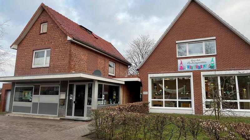 Gemeinde Steinkirchen sucht Gründer und bietet leeres Geschäft Gründer gesucht: Blick auf das leerstehende Geschäft neben der Zwergenkrippe (rechts) in der Gartenstraße in Steinkirchen.