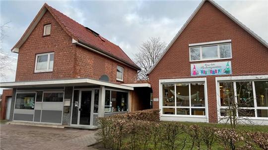 Gründer gesucht: Blick auf das leerstehende Geschäft neben der Zwergenkrippe (rechts) in der Gartenstraße in Steinkirchen.