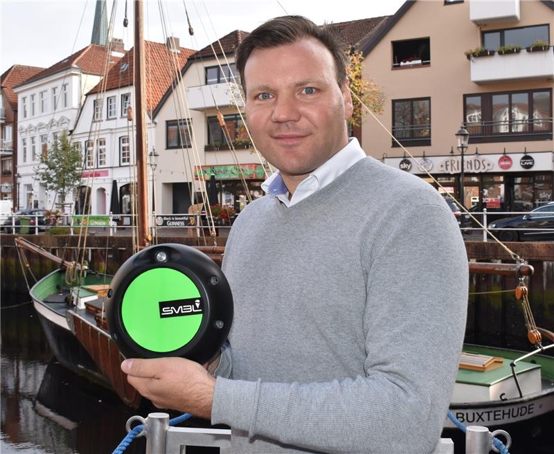 Gründerstar Andy Damnig (41) aus Buxtehude zeigt seinen Sensor. Dieser meldet, ob ein Liegeplatz im Hafen frei oder belegt ist. Der Sensor ist die Hardware einer digitalen Plattform für Skipper und Marinas. Foto Vasel