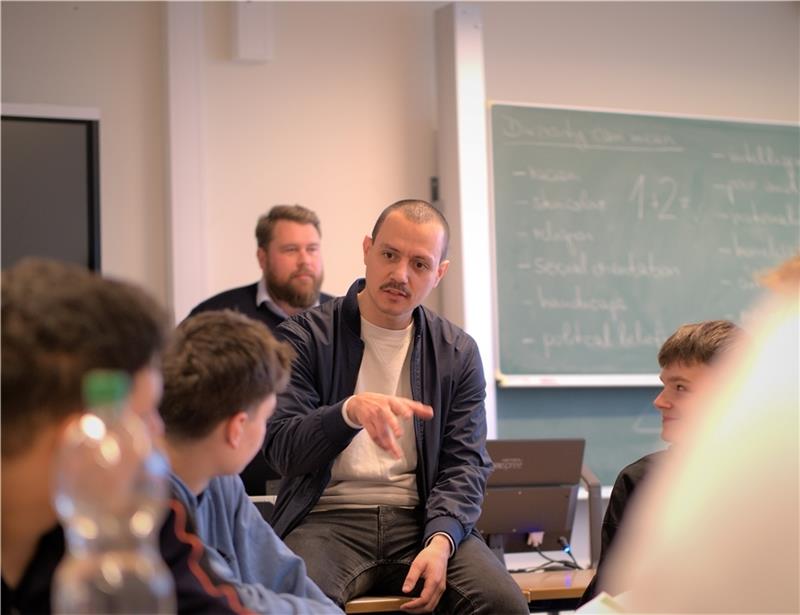 Gründerstar-Gewinner Mateo von Rudno Gómez steht den Schülern als Experte zur Seite. Foto: Hußendörfer