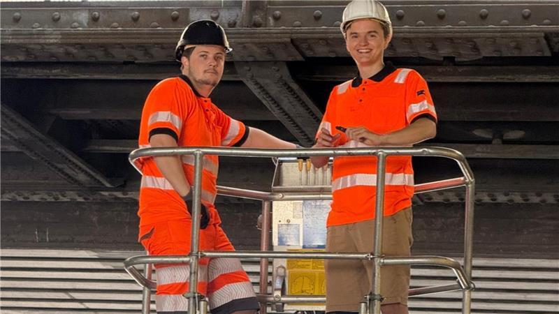 Gründerstar 2025: Das sind die besten Geschäftsideen im Kreis Stade Gründerstar-Preisträger Paul Krüger (links) und Merlin Betzler von Modern Safety Engineering prüfen die Bausubstanz eines Brückenbauwerks.