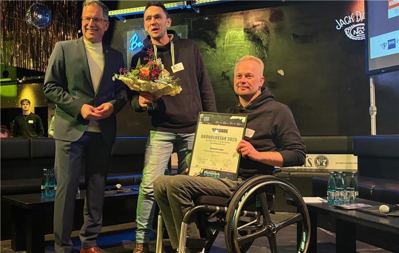 Gründerstar 2025: Das sind die besten Geschäftsideen im Kreis Stade Gründerstar-Preisträger in der Kategorie „Geschäftsmodell“: Landrat Kai Seefried (links) mit den Unternehmern Bajo Tomfohrde (Mitte) und Rouven Albrecht.