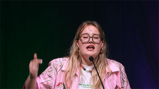 Grüne-Jugend-Chefin Henriette Held setzt wie die Grüne Jugend insgesamt auf Abgrenzung zum Kurs von Kanzler Friedrich Merz (CDU).