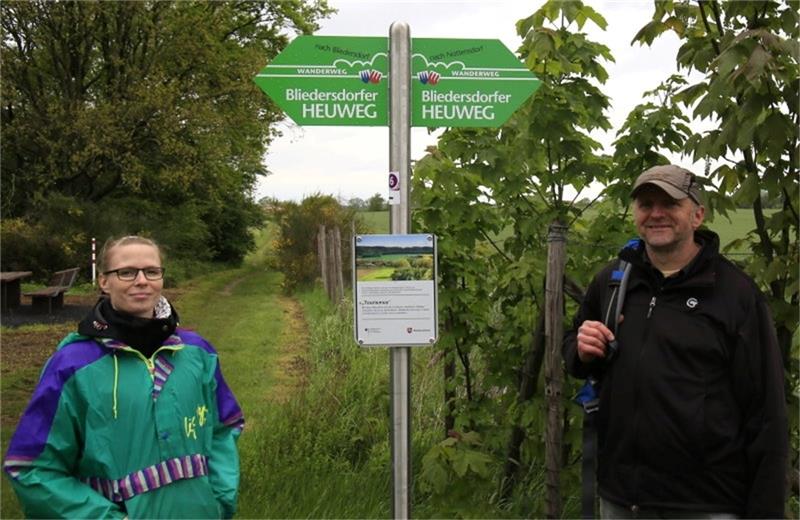 Grüne Pfeile weisen den Weg auf dem neuen Wanderweg „Bliedersdorfer Heuweg“: Denise Harms und Volker Dammann sind Sprecher der Arbeitsgruppe, die das „NoBli“-Projekt umgesetzt hat. Foto: Feindt