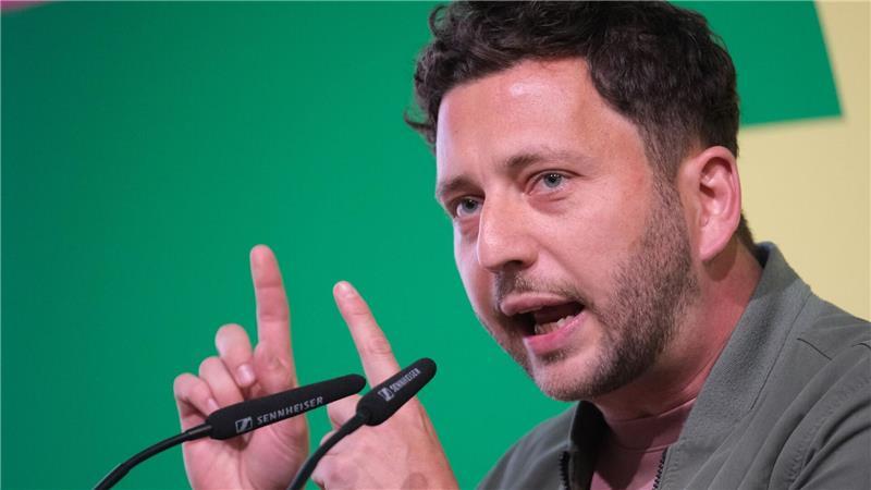 Friedman ruft Grüne zu mehr Widerstand gegen die AfD auf Grünen-Chef Felix Banaszak warnt: 2033 darf nicht wie 1933 werden. (Archivfoto)