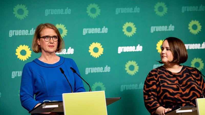 Grünen-Chefin Ricarda Lang stärkt Familienministerin Lisa Paus den Rücken.