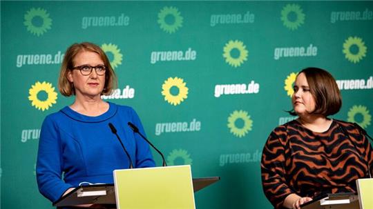 Grünen-Chefin Ricarda Lang stärkt Familienministerin Lisa Paus den Rücken.