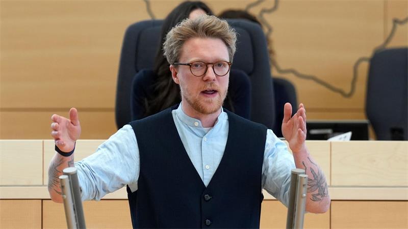 „Der Alltag ist zu teuer geworden“ – Landtag sucht Auswege Grünen-Fraktionschef Lasse Petersdotter hat eine klare Position. (Archivbild)