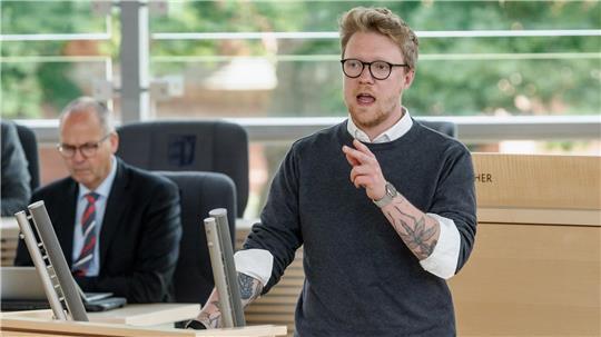Grünen-Fraktionschef Lasse Petersdotter plädiert für eine deutliche Stärkung des Schienenverkehrs in Schleswig-Holstein. (Archivbild)