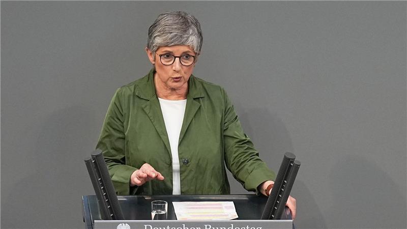 Grünen-Fraktionschefin Haßelmann ging Merz und Union scharf an - will aber zustimmen.