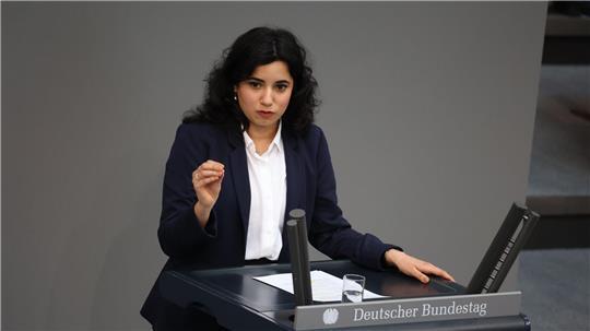 Grünen-Fraktionsvize Misbah Khan wirft Forschungsministerin Dorothee Bär eine Absage der geplanten Bafög-Erhöhungen vor. (Archivbild)