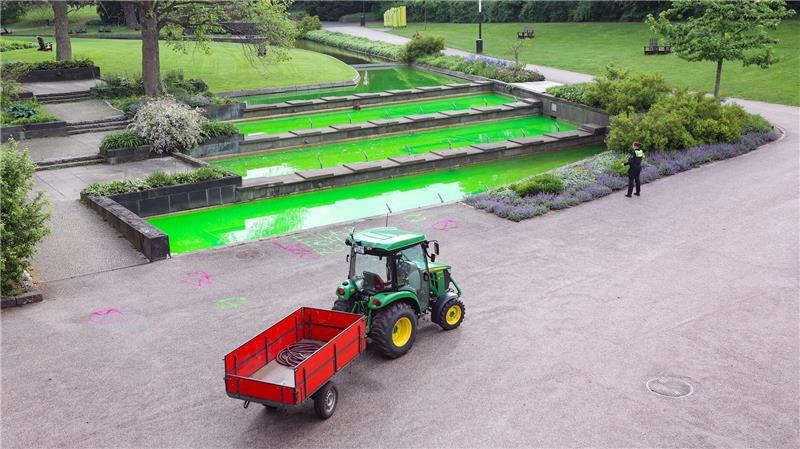 Grüner Brunnen als Protestsignal: Extinction Rebellion färbt Wasser in Planten un Blomen in Hamburg.