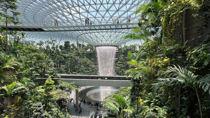 Grüner Flughafen: Am Changi Airport entstand 2019 „The Jewel“, ein gläserner Rundbau, der unter anderem einen spektakulären Indoor-Wasserfall beherbergt.