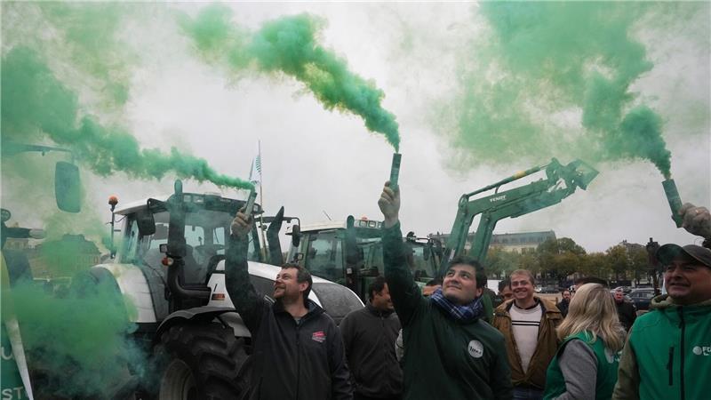 Bilder des Tages Grüner Rauch: Französische Bauern demonstrieren vor dem Schloss von Versailles gegen das geplante Handelsabkommen zwischen der EU den lateinamerikanischen Mercosur-Staaten.