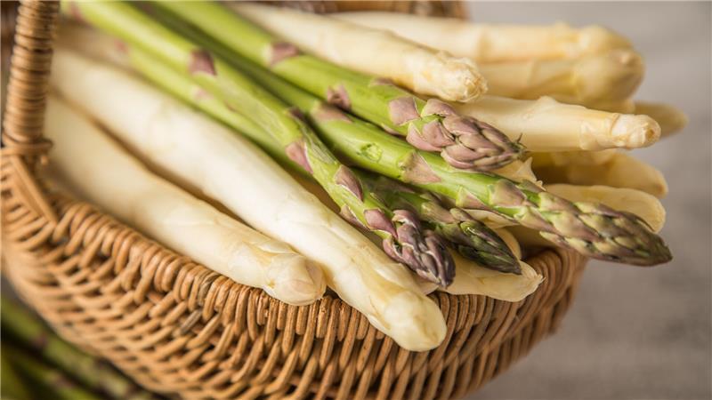 Grüner Spargel muss meist nicht geschält werden. Bei weißen Spargelsorten entscheidet der Knack-Test: Lässt sich die Probestange gut brechen, ist die Schale nicht hart. Bleibt das Ende hängen, muss man schälen.
