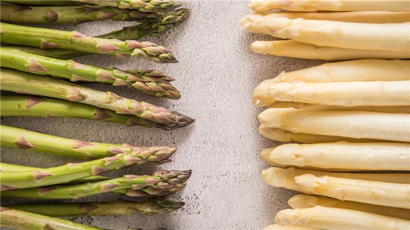 Grüner und weißer Spargel unterscheiden sich stark im Aroma.