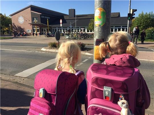 Grünes Licht, es kann losgehen: In Ahlerstedt wird es nach einem Neubau an der heutigen Grundschule eine GOBS geben. Foto: Fehlbus/Grafik: Wehmeyer
