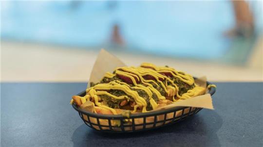 Grünkohl-Pommes von Fry High sind ein deftiger Snack nach dem Schwimmen.