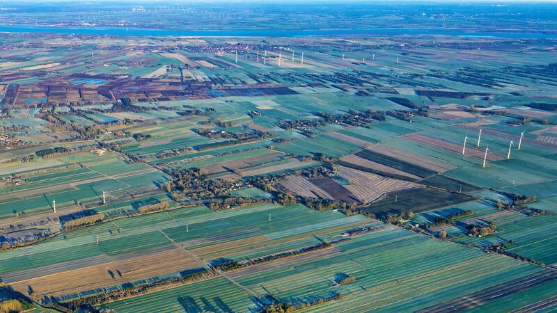 Riesen-Investition im kleinen Engelschoff: Bremer Firma will Solarpark bauen Grünland und Weite prägen die Gemeinde Engelschoff. Im Norden der Gemeinde, in Nachbarschaft der braunen Torfabbauflächen plant ein Investor einen Solarpark.