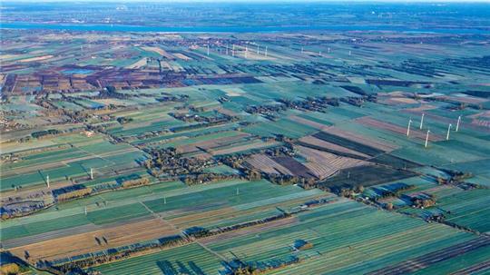 Grünland und Weite prägen die Gemeinde Engelschoff. Im Norden der Gemeinde, in Nachbarschaft der braunen Torfabbauflächen plant ein Investor einen Solarpark.