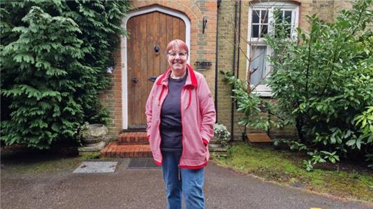 Grüße aus Weybridge: Monika Hanschen vor ihrem neuen Zuhause in England.