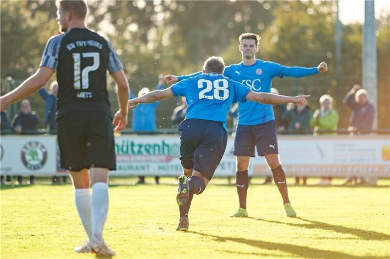 Auswärtssieg in Braunschweig: A/O setzt sich weiter ab Grund zum Feiern: Ahlerstedts Corvin Höft (hinten) kam in der 66. Minute ins Spiel und markierte zehn Minuten später die 2:0-Führung gegen Braunschweig. Foto: Struwe