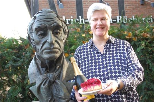 Grund zum Feiern: Bücherei-Leiterin Almut vom Lehn und Friedrich Huth als Büste vor der Harsefelder Bücherei. Foto: Laudien