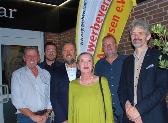 Grund zum Feiern: Der Vorstand des Gewerbeverbunds Apensen mit (von links) Hans Wilhelm Elmers, Michael Tibke, Willem Klie, Regila Radix-Dorozala, Frank Buntrock und Sönke Giese.
