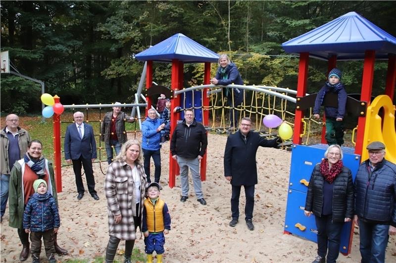 Grund zum Feiern haben die Groß Sterneberger: Der Spielplatz wurde mit Abstand vor gut einer Woche offiziell eingeweiht. Foto: Klempow