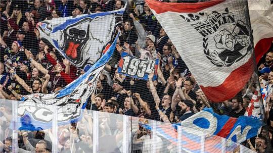 Grund zur Freude bei den Berliner Fans: Die Eisbären stehen unmittelbar vor ihrer zehnten Meisterschaft.