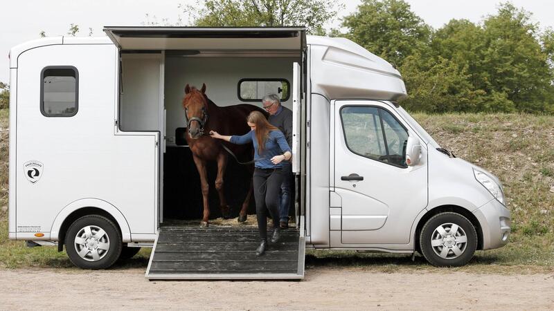 Mautpflicht: Darum drohen dem Reitsport harte Einschnitte Grundsätzlich ist die Fahrt auf einem Pferdetransporter für viele Pferde oft angenehmer als im Pferdeanhänger - daher sind viele Reiter gerade erst auf „Stable Hopper“ umgestiegen.