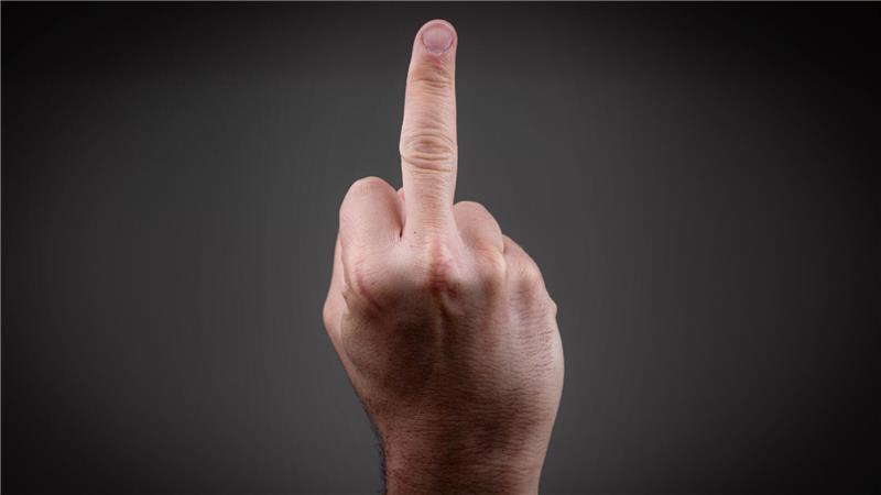 Grundsätzlich wenig elegant: Der Stinkefinger im Arbeitskontext.