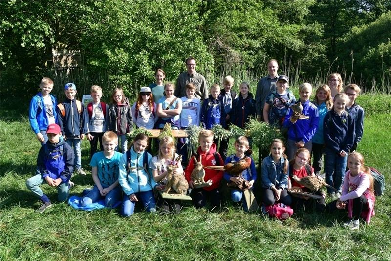Grundschüler aus Fredenbeck und Mulsum lassen sich in die Natur- und Pflanzenwelt am Mühlenteich einweihen. Fotos Beneke