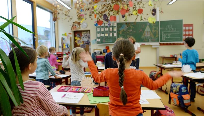 Grundschüler beim Unterricht: In Zeiten der inklusiven Schule nehmen immer mehr Schulassistenzen mit im Klassenraum Platz. Foto Kästle