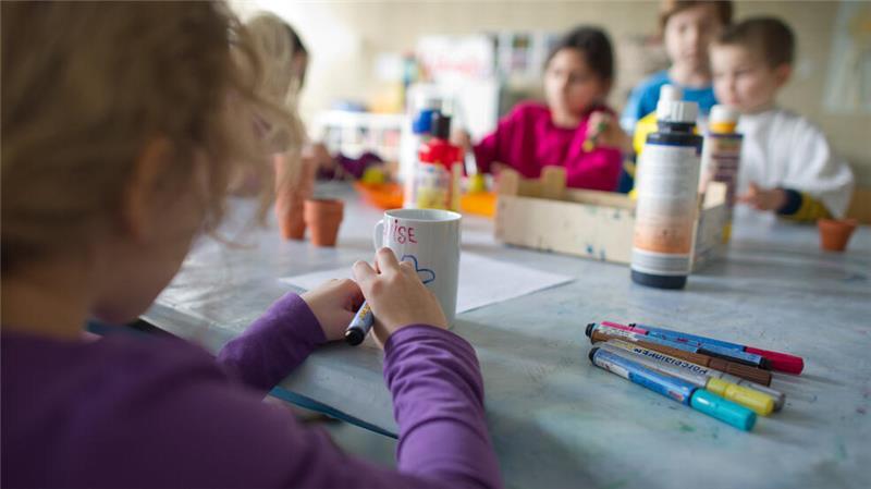 Das lässt sich Buxtehude seine Ganztagsschulen kosten Grundschüler sind mit Bastelarbeiten beschäftigt (Symbolfoto).