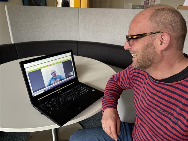 Grundschulleiter Thomas Heitmann und sein Team nutzen Videodolmetscher, um mit Eltern von Schulkindern ins Gespräch zu kommen.