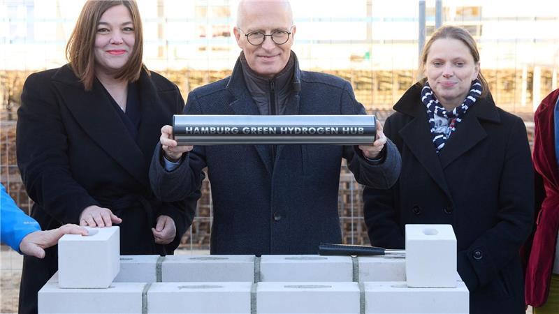 Grundsteinlegung für den Elektrolyseur: Umweltsenatorin Katharina Fegebank, Erster Bürgermeister Peter Tschentscher mit der Grundsteinrolle sowie Wirtschaftssenatorin Melanie Leonhard (v.l.n.r.).