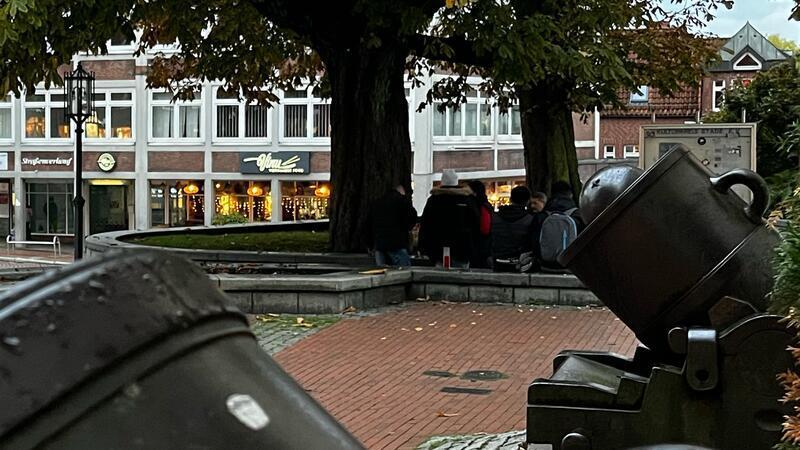 Gruppe trinkender Menschen unter der Kastanie beim Zeughaus am Stader Pferdemarkt.