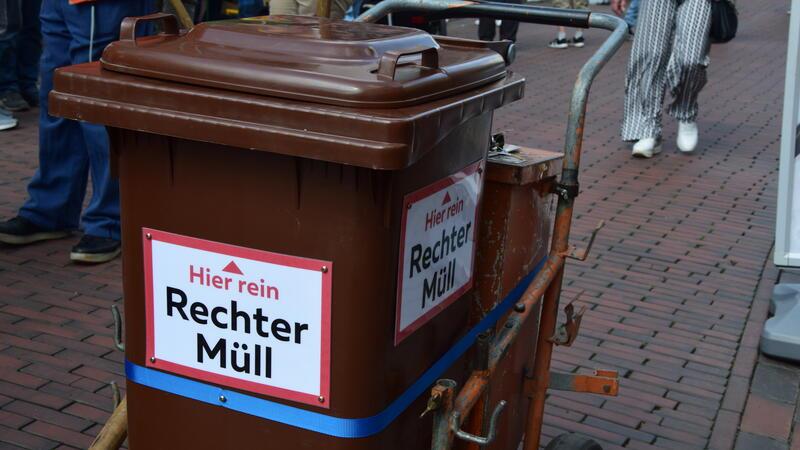 75 Jahre Grundgesetz: Hunderte Menschen ehren in Buxtehude die Demokratie Gruppen und Initiativen wie Omas gegen rechts oder der Bunte Block nehmen mit Infoständen an der Feier zum 75. Geburtstag des Grundgesetzes in Buxtehude teil. In der Fußgängerzone steht eine braune Tonne, um rechten Müll zu entsorgen.