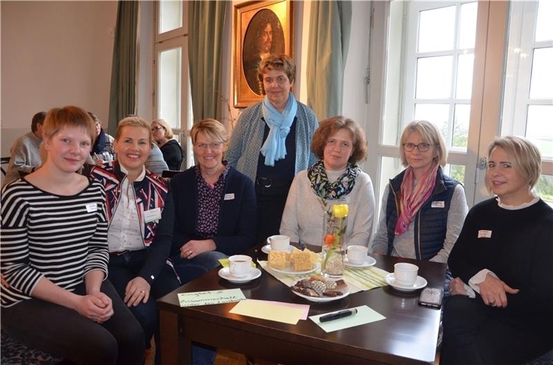 Gruppenarbeit unter Bäuerinnen mit Birgit Jürgens (stehend), LWK-Beraterin und Organisatorin der Schlossgespräche. Foto: von Allwörden