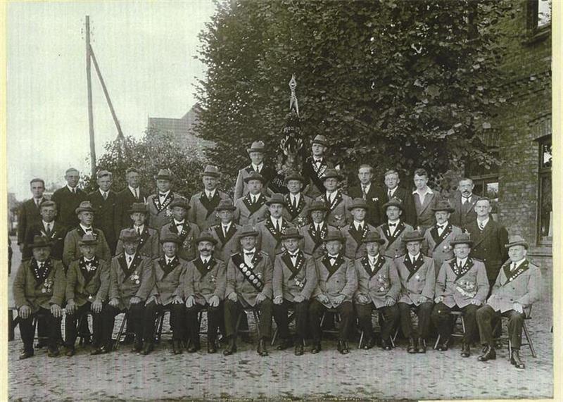 Gruppenaufnahme mit Ahlerstedter Schützen 1935.