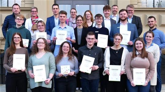 Gruppenbild bei der Abschlussveranstaltung: die Klimapioniere mit den Betreuern und Kooperationspartnern.