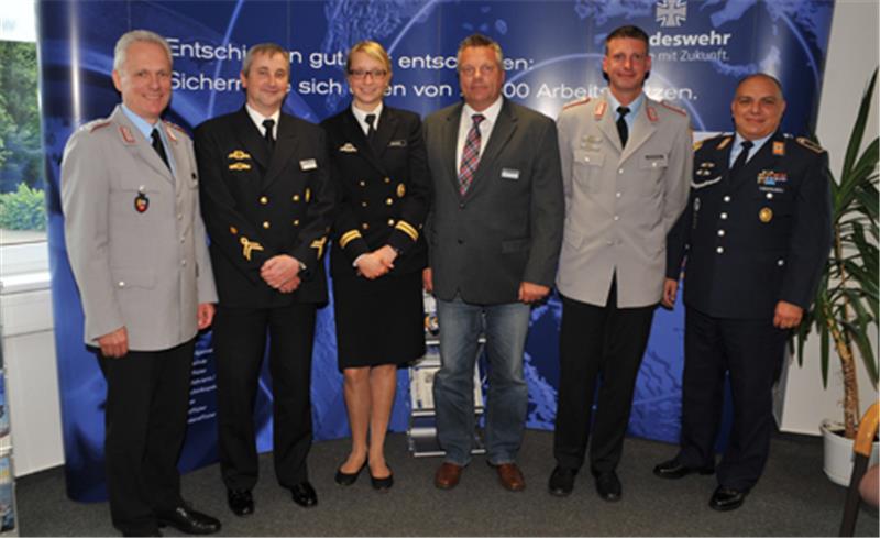 Gruppenbild mit Dame: Oberst Hauke Hauschildt, Stabsbootsmann Peter Arend, Oberleutnant zur See und Büroleiterin Victoria Kietzmann, Regierungsamtmann Rainer Göttsche, Oberleutnant Daniel Siebenmorgen und Hauptfeldwedel Sascha Arteaga Witt.  Foto: Wisser